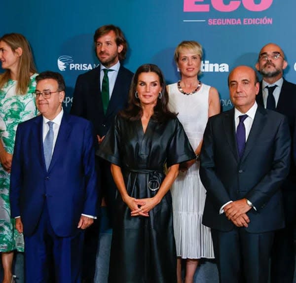 La Reina Letizia estrena vestido turquesa de Zara con dos detalles muy  originales (y unos pendientes que no se quedan atrás)