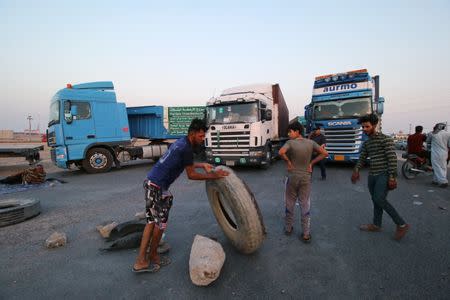 Protesters block the road to Iraq's Umm Qasr port, south of Basra, Iraq July 13, 2018. REUTERS/Essam al-Sudani