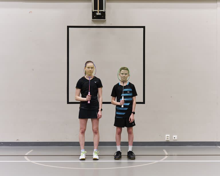 Los hermanos Henna y Niklas Hukari durante una práctica de bádminton en Ylieviska, Finlandia