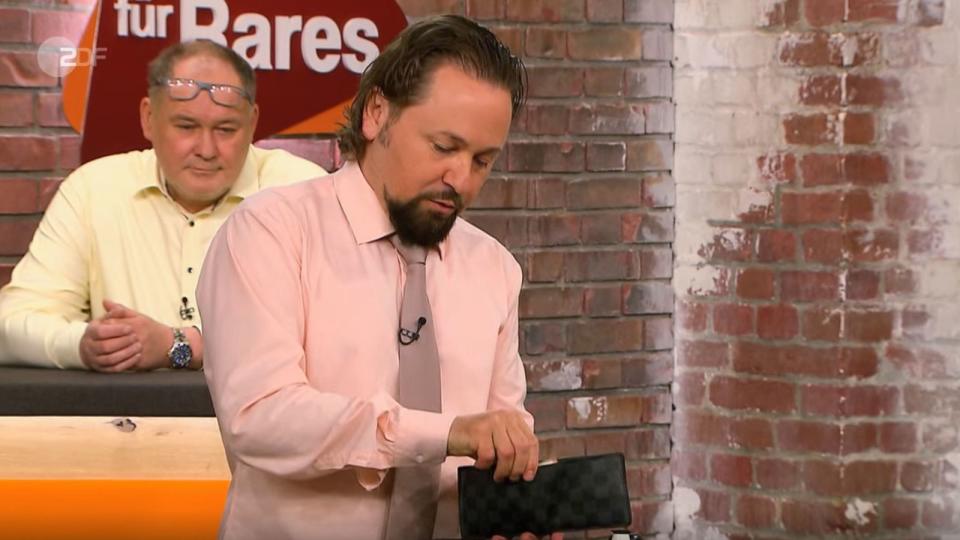 Allerdings war das Bild stark beschädigt. Wolfgang Pauritsch zahlte trotzdem 530 Euro. (Bild: ZDF)