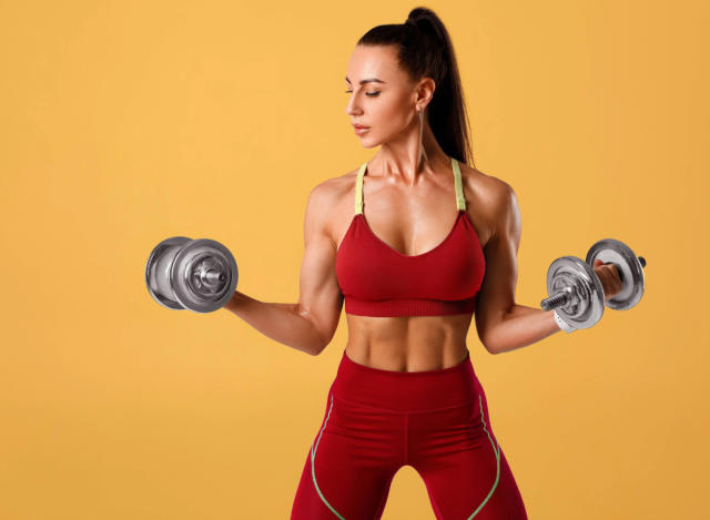 I tried this dumbbell abs workout that sculpts your core in 15 minutes