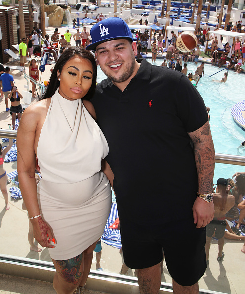 Blac Chyna y Rob Kardashian se convirtieron en la comidilla por varias razones. 1. Ella es la mamá de King Cairo, el hijo de Tyga, quien para entonces, era el novio de Kylie Jenner. 2. Se comprometieron a los tres meses de ser novios. 3. Ella ha sacado a Rob de la depre en la que se encontraba y lo está ayudando a adelgazar. 4. Esperan el primer Kardashian en mucho tiempo.