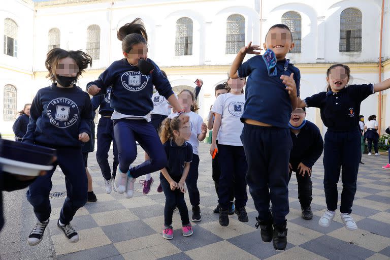 Alumnos de la escuela Sagrada Familia disfrutan del recreo al aire libre sin barbijo