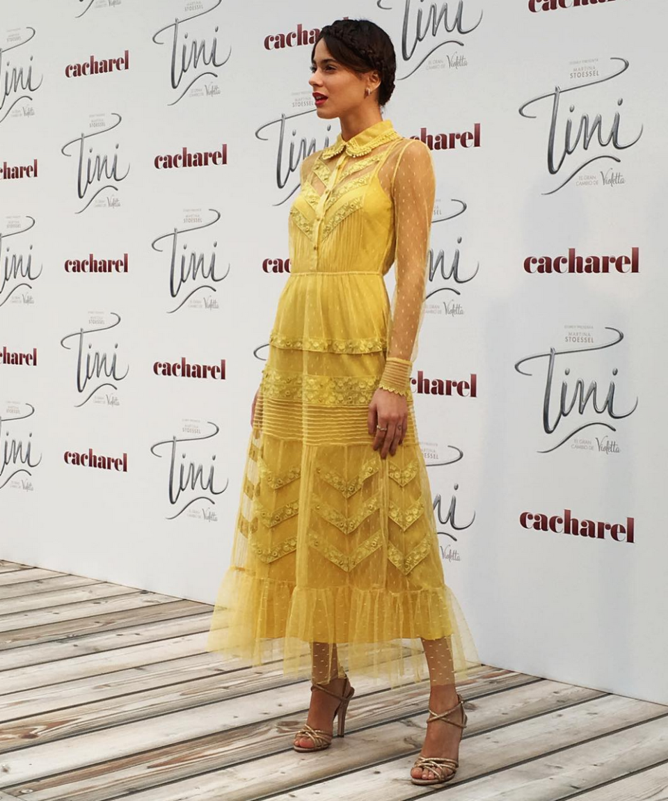 2016. Así la veíamos, a principios de este año, en Madrid, durante el estreno de su película: ‘Tini: El gran cambio de Violetta’. Stoessel optó por un estilo romántico vintage, con transparencias y encaje, en un alegre color amarillo encendido. - Foto: Instagram.com/tinitastoessel