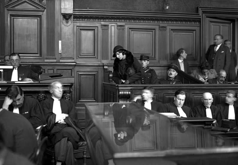 Violette Nozière durante el juicio (imagen vía Wikimedia commons)