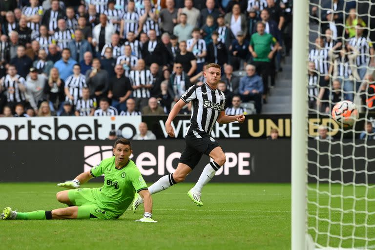 Emiliano Martínez solo puede mirar cómo la definición de Barnes se convierte en el quinto gol de Newcastle