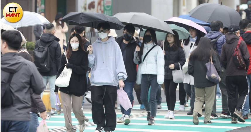 3月19日受大陸冷氣團南下影響，全台不僅氣溫明顯下降，中部以北更出現惱人雨勢。（圖／劉耿豪攝）