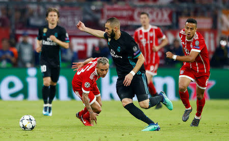 Soccer Football - Champions League Semi Final First Leg - Bayern Munich vs Real Madrid - Allianz Arena, Munich, Germany - April 25, 2018 Real Madrid's Karim Benzema in action with Bayern Munich's Rafinha and Thiago Alcantara REUTERS/Michaela Rehle