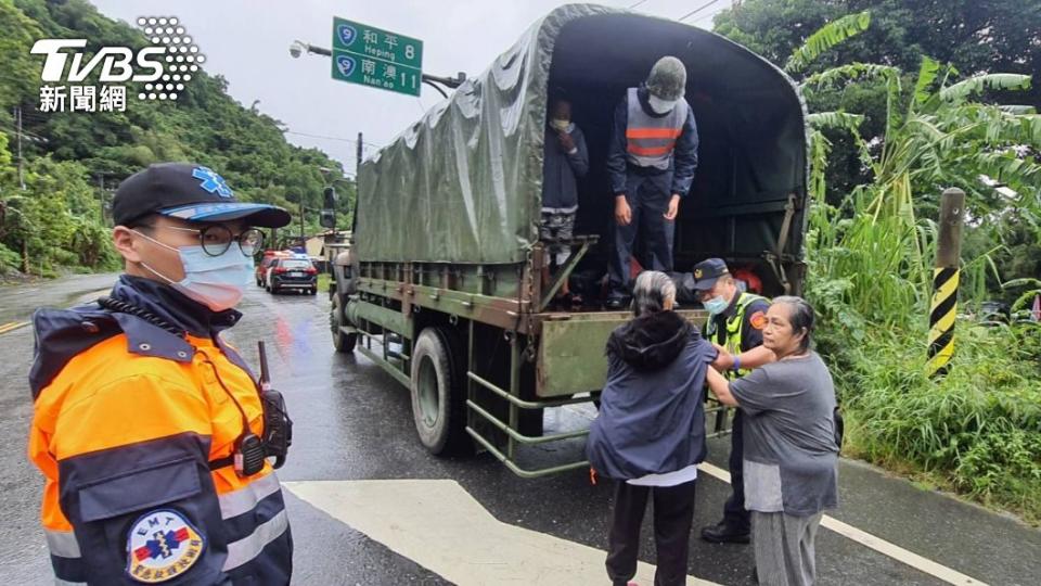 軍卡車協助運輸。（圖／TVBS）