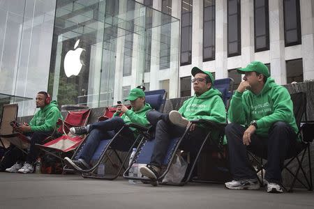 People line up outside the Apple Store in advance of an Apple special event, in the Manhattan borough of New York September 9, 2014. REUTERS/Carlo Allegri