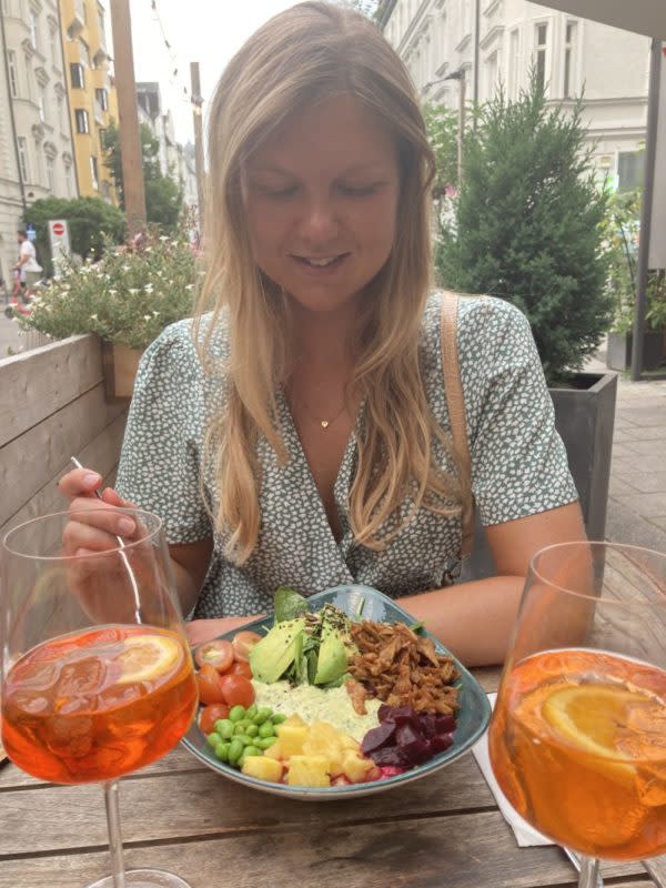 Julia Poggensee mit einer veganen Bowl in einem Münchener Restaurant. - Copyright: Julia Poggensee