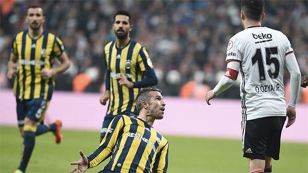 Van Persie mocked Ozyakup after scoring the winning goal. Pic: Twitter