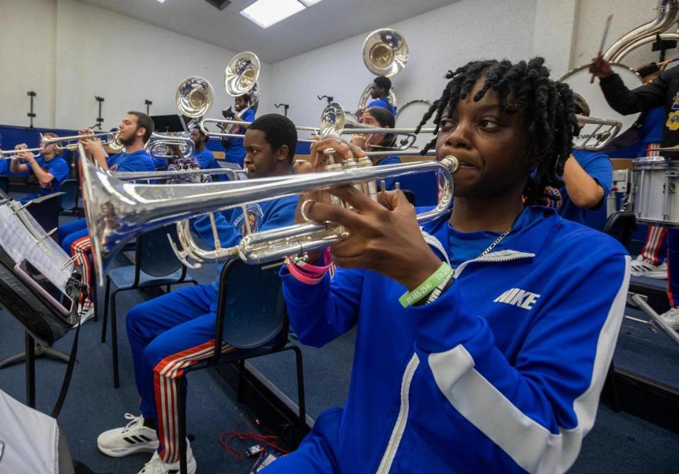 Malaurie Louis, de 20 años, tocando la trompeta para la banda de marcha ROAR de la Universidad Memorial de la Florida (FMU) el viernes 9 de junio de 2023, en Miami Gardens, la Florida.