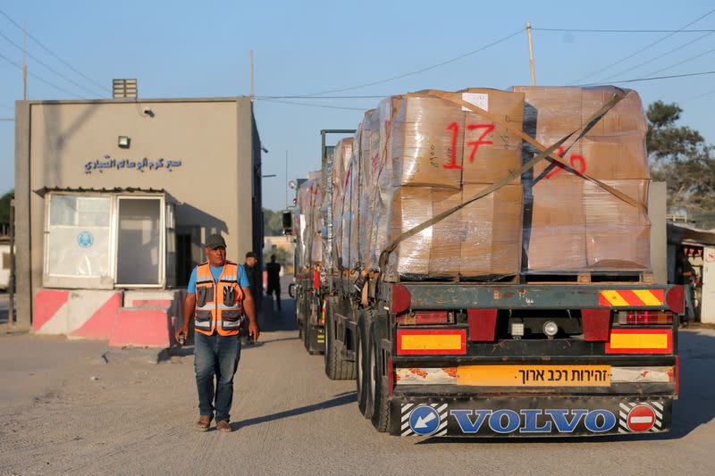 FILE PHOTO: Palestinians in Gaza export clothes