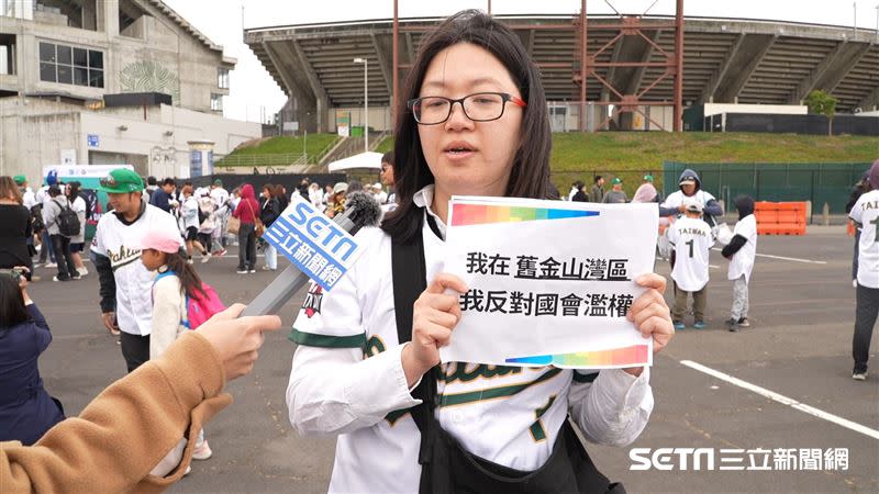 台僑阿嬌質疑藍白兩黨這麼急想通過擴權法案，讓人不禁質疑是不是有紅色滲透，試圖干預台灣政治或掏空台灣？（圖／記者周均庭攝）