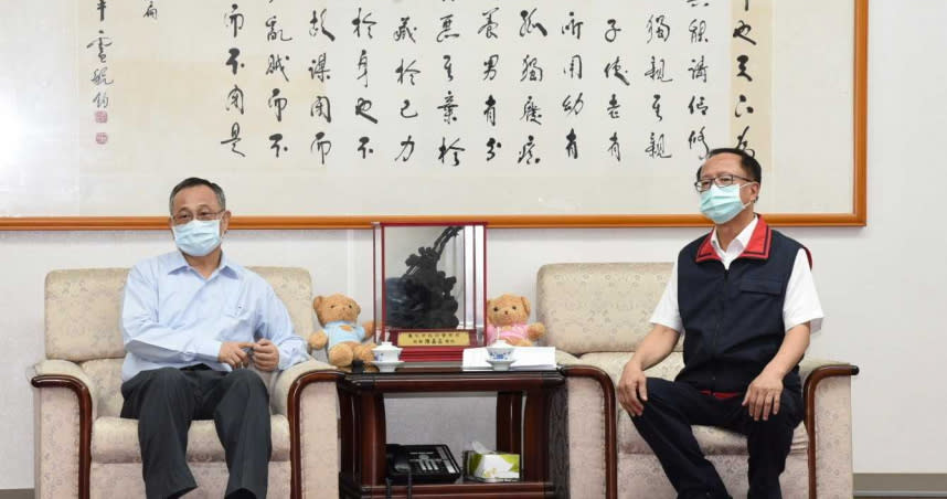 警政署長陳家欽（左）到台北市警局慰勤。（圖／警方提供）