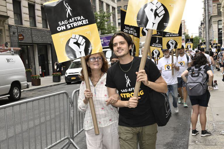 Susan Sarandon y su hijo Miles Robbins en octubre último, protestando en Nueva York frente a las oficinas de Netflix durante la huelga de actores