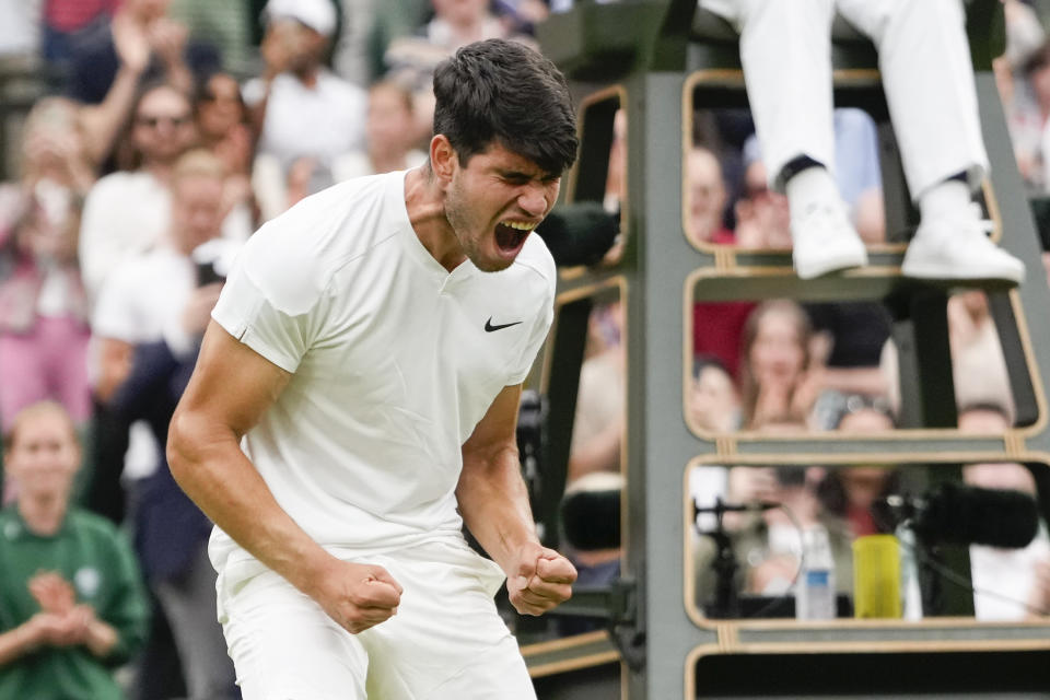 El español Carlos Alcaraz reacciona al vencer al francés Ugo Humbert para alcanzar los cuartos de final de Wimbledon el domingo 7 de julio del 2024. (AP Foto/Alberto Pezzali)