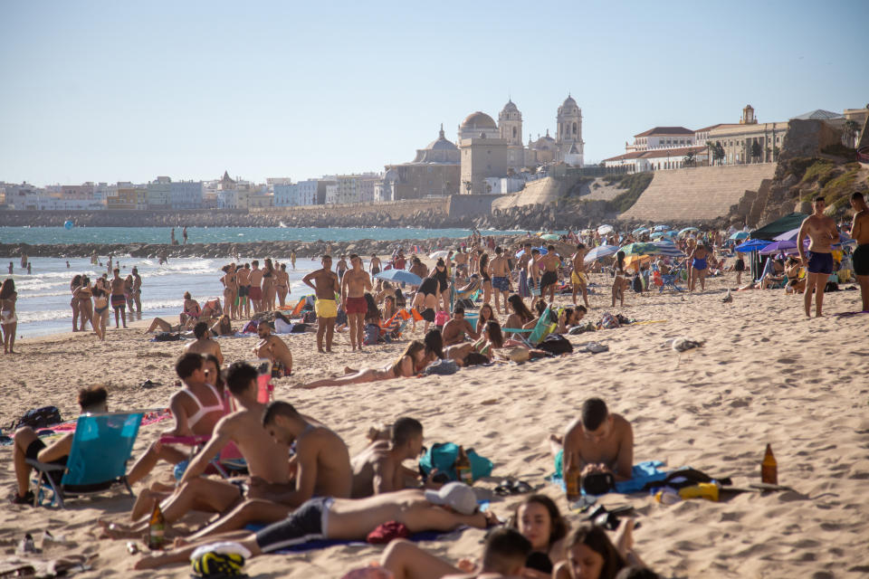 Playas hasta la bandera: Cádiz ha cerrado el acceso a algunas tras estas aglomeraciones