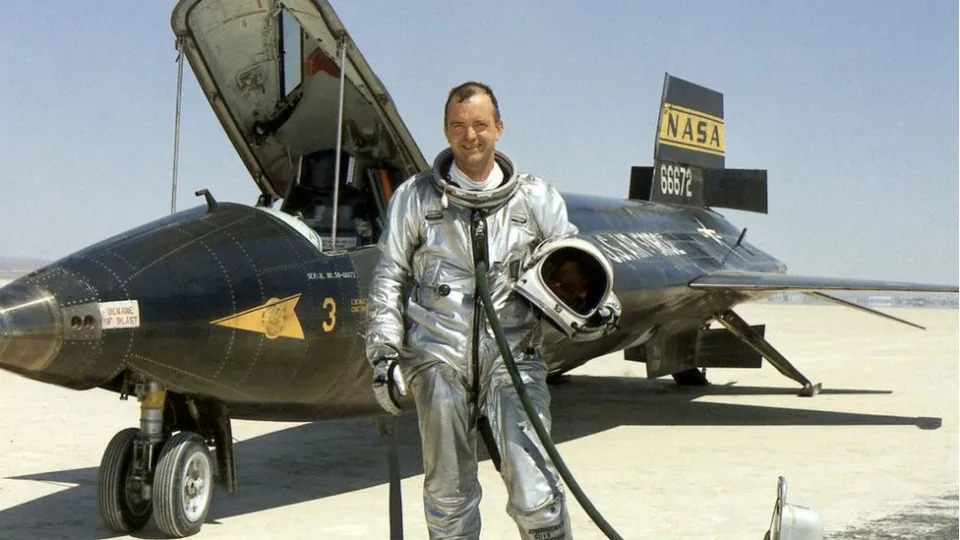 Bill Dana posa frente al X-15,