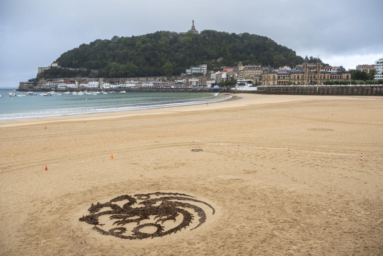 Vista general del símbolo de la Casa Targaryen creado usando piedras por el artista Jon Foreman junto con el artista James Brunt en la playa La Concha para promover HBO 