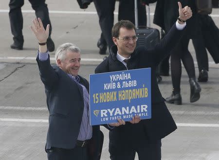 Ryanair Chief Executive Michael O'Leary and Ukrainian Infrastructure Minister Volodymyr Omelyan pose following the signing of the agreement between Ukraine's Boryspil and Lviv airports and Irish carrier Ryanair at Boryspil International Airport outside Kiev, Ukraine March 23, 2018. REUTERS/Gleb Garanich