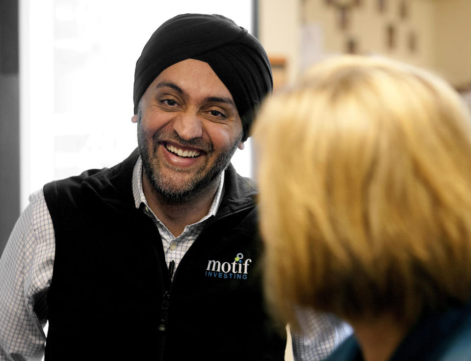 In this March 18, 2014 photo Motif Investing founder Hardeep Walia talks with staff at Oak Grove Middle School in Fargo, North Dakota. Sixth grade teacher Dave Carlson started a competition between regular and advance math classes at Oak Grove and registered his students with Motif Investing, a company that enables customers to buy baskets of stocks. In the end, Carlson’s regular math class yielded a nearly 22 percent gain and trounced every university club participating in a contest that was held at the same time. (AP Photo/Bruce Crummy)