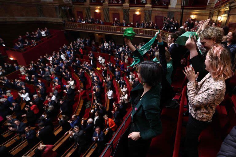 Diputados y senadores aplauden después de que el presidente de la Asamblea Nacional, Yael Braun-Pivet, anunciara el resultado de la votación durante la convocatoria de un congreso de ambas cámaras del parlamento en Versalles, al suroeste de París, el 4 de marzo de 2024, para anclar el derecho al aborto en la constitución del país