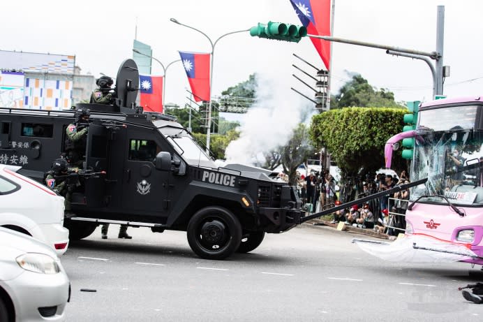 警政署維安特勤隊實施公車反劫持演練。（軍聞社記者周力行攝）