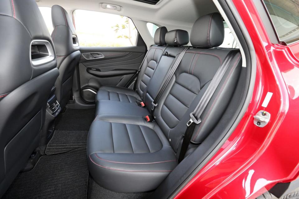 後座擁有寬敞且舒適的乘坐空間，不僅座墊包覆性佳，椅背也具備3段斜度調整，同時還有後座出風口與兩組USB充電孔。