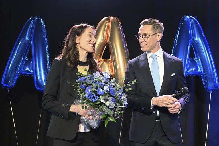 El candidato presidencial de la Coalición Nacional Alexander Stubb y su esposa Suzanne Innes-Stubb celebran la victoria de la primera ronda en las elecciones presidenciales en su recepción electoral en Helsinki
 (Jussi Nukari/Lehtikuva via AP)