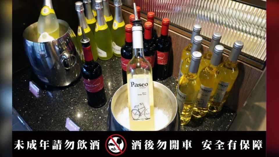 新馬辣進駐新店裕隆城，加價50元就能暢飲紅白酒。（圖／業者提供）