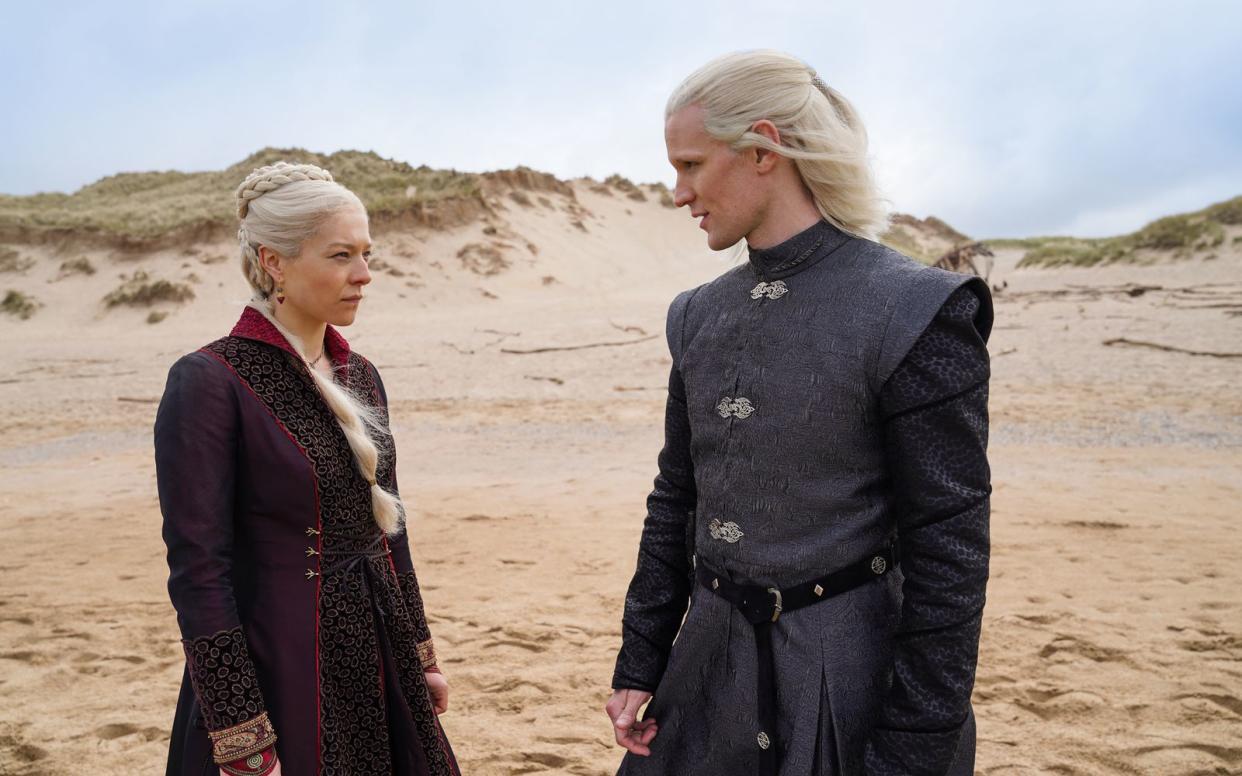 In "House of the Dragon" steht das Haus Targaryen im Mittelpunkt. Emma D'Arcy ist als Prinzessin Rhaenyra Targaryen zu sehen, Matt Smith übernimmt die Rolle des Daemon Targaryen. (Bild: Ollie Upton / HBO)