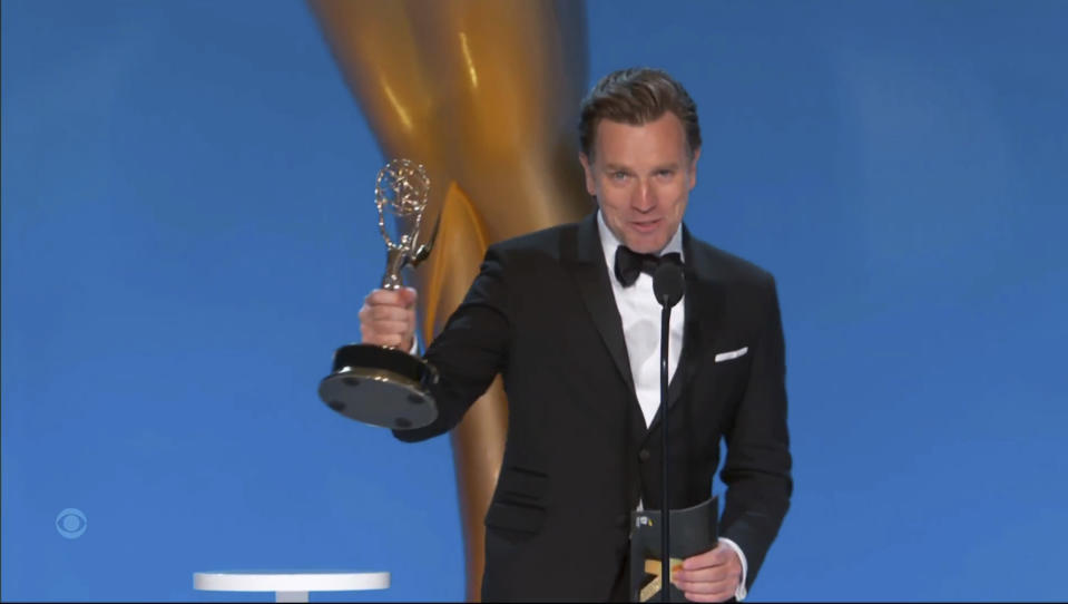 En esta imagen de video emitida por la Academia de la Televisión, Ewan McGregor recibe el premio Emmy al mejor actor en una serie limitada, por "Halston", el domingo 19 de septiembre de 2021 en Los Angeles. (Television Academy via AP)