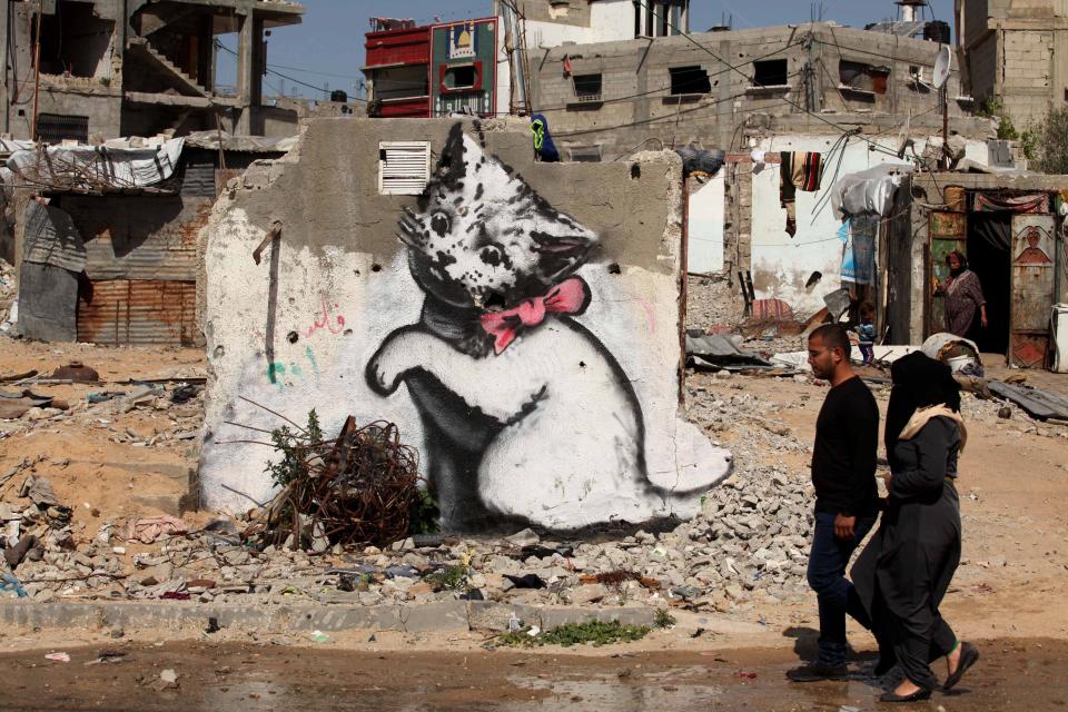 <p>Es ist nicht das erste Mal, dass Banksy in Kriegsgebiete reist. 2015 lud er mit einer Videobotschaft zu einer "Reise" in den Gazastreifen ein und hinterließ im dortigen Beit Hanun ebenfalls Kunstwerke, darunter diese Katze. (Bild: Ashraf Amra/Anadolu Agency/Getty Images)</p> 