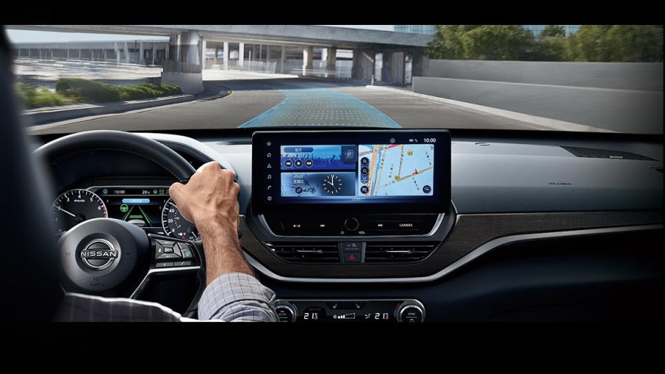 圖／2023 Nissan Altima極致尊爵版內裝大量升級為智慧科技配備，搭載全新12.3吋智慧影音多媒體系統，支援原廠中文導航系統及Apple CarPlay與Android Auto，讓手機與智慧系統完美結合。