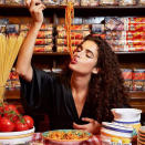 <p>La marque<em> Dolce & Gabbana</em> surfe sur cette tendance. On peut voir des photos de femmes dégustant des spaghettis <em>Pasta Di Martino</em> sur le compte Instagram de la maison italienne.<br> Crédit photo : Instagram Dolce & Gabanna </p>
