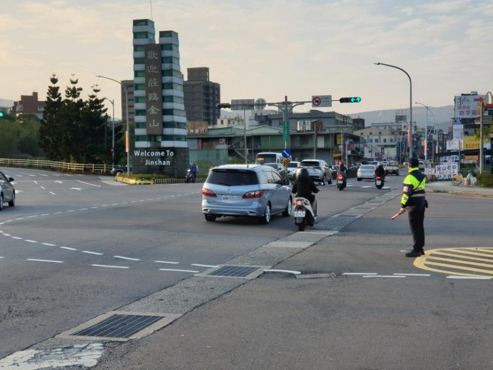 萬金石地區各大旅遊景點人流有顯著回升趨勢，自1月20日至29日，將針對易壅塞路段實施管制疏導。 (記者馬治薇翻攝)