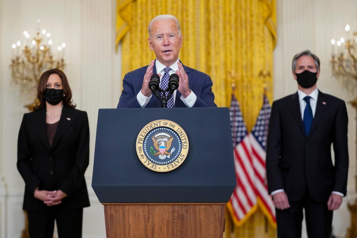 Joe Biden, flanqueado por Kamala Harris y Antony Blinken, pronuncia un discurso nacional sobre la situación en Afganistán (AP)