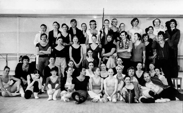 Didi Carli (abajo, a la derecha, con una regadera), en un cuadro grupal con el Ballet de la Ópera de Berlín, en 1978