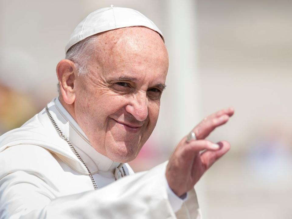Papst Franziskus musste sich am heutigen Tag einer OP unterziehen. (Bild: AM113/Shutterstock)