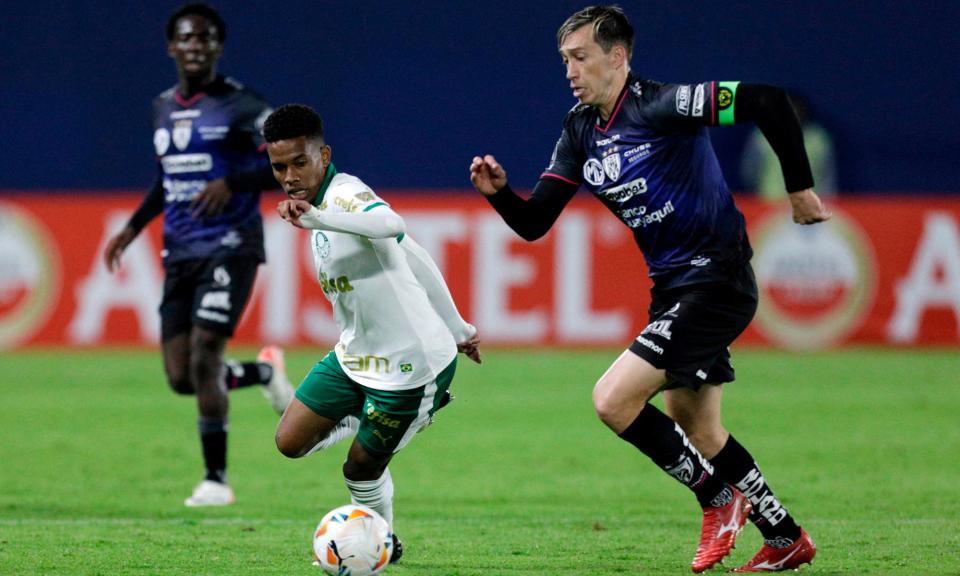 <span>Estêvão Willian takes on Independiente del Valle’s Richard Schunke in the Copa Libertadores.</span><span>Photograph: Cristina Vega Rhor/Reuters</span>