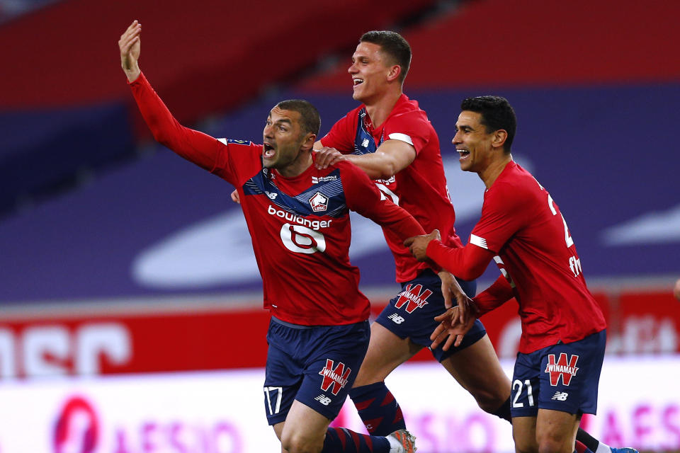 Burak Yilmaz el Lille reacciona tras anotar en el encuentro ante el Niza de la liga francesa el sábado primero de mayo del 2021. (AP Photo/Michel Spingler)