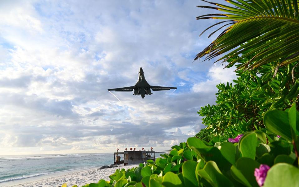 Eine B-1B Lancer vom Luftwaffenstützpunkt Ellsworth, SD, landet nach einem Bomber-Task-Force-Einsatz auf der Marinestation Diego Garcia