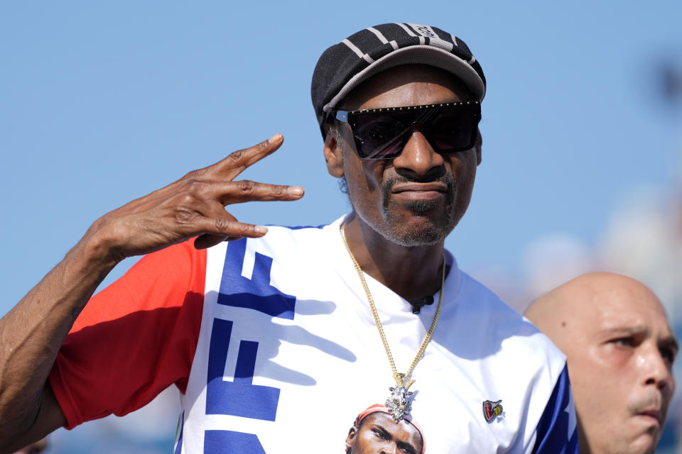 El artista estadounidense Snoop Dogg hace un gesto hacia la cámara mientras asiste a la final de patineta callejera masculina en los Juegos Olímpicos de Verano de 2024, el lunes 29 de julio de 2024, en París, Francia. (Foto AP/Frank Franklin II)