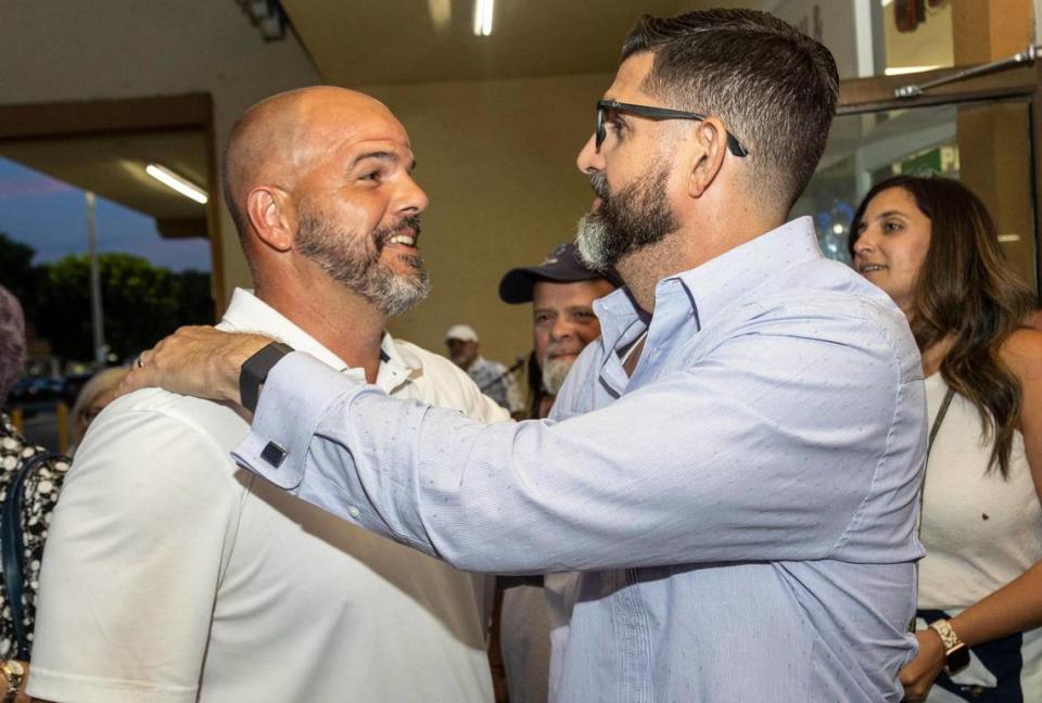 Miami, Florida, 23 de agosto de 2022 - Roberto Alonso, a la izquierda, es felicitado por Manny Díaz Jr., el comisionado de Educación de la Florida, durante una fiesta de celebración en Paraíso Tropical en Hialeah. Alonso, respaldado por el gobernador de la Florida, Ron DeSantis, ganó el puesto del Distrito 4 de la Junta Escolar de Miami-Dade. El puesto quedó vacante después de que la presidenta de la junta, Perla Tabares Hantman, decidiera no postularse a la reelección.