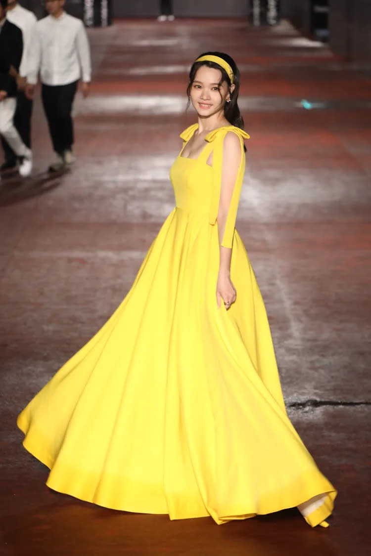 王真琳的鵝黃色禮服肩上蝴蝶結設計別緻，配上BVLGARI珠寶妝點。攝影中心攝