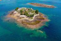 <p>L'île privée avec sa maison à vendre près de Bréhat, dans les Côtes d’Armor. </p>