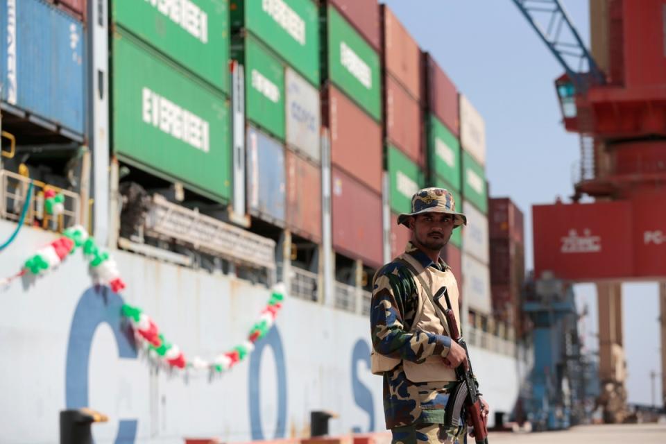 巴基斯坦派駐安全人員，荷槍實彈，在一帶一路重要據點瓜達爾港巡守。   圖：達志影像／路透社
