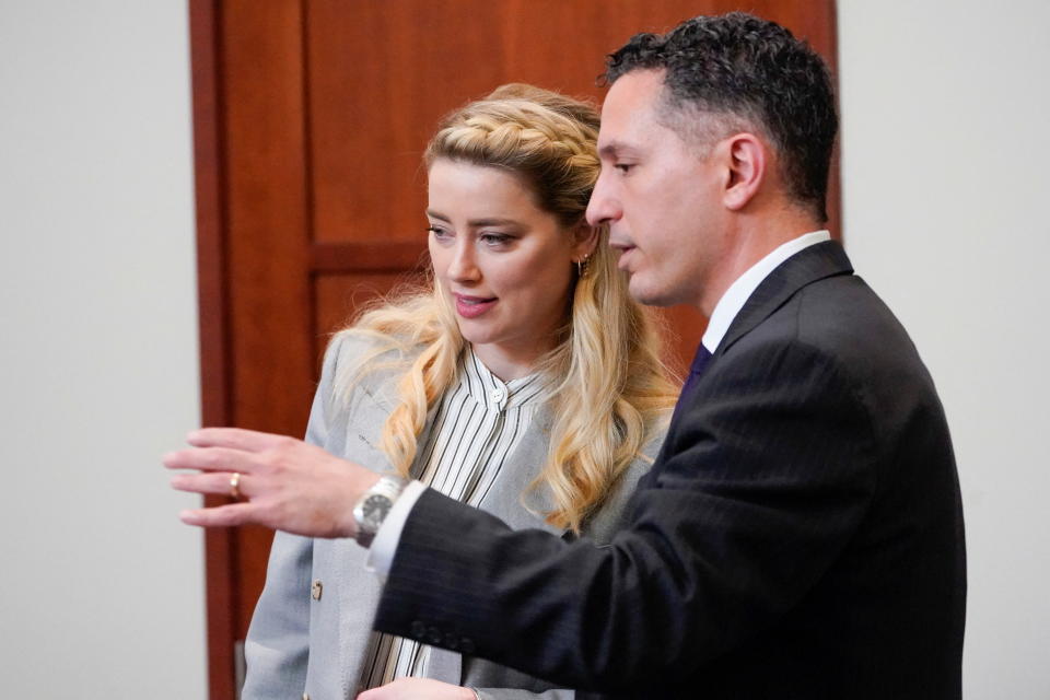 Amber Heard im Gespräch mit einem ihrer Anwälte. (Bild: Reuters)